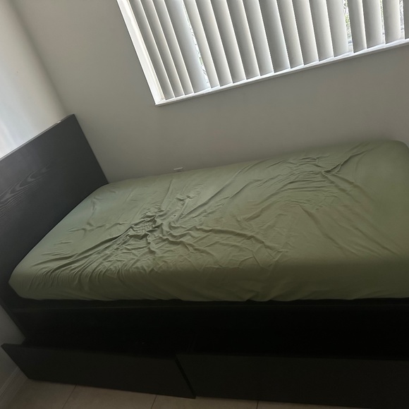 Twin size bed - Picture 1 of 2